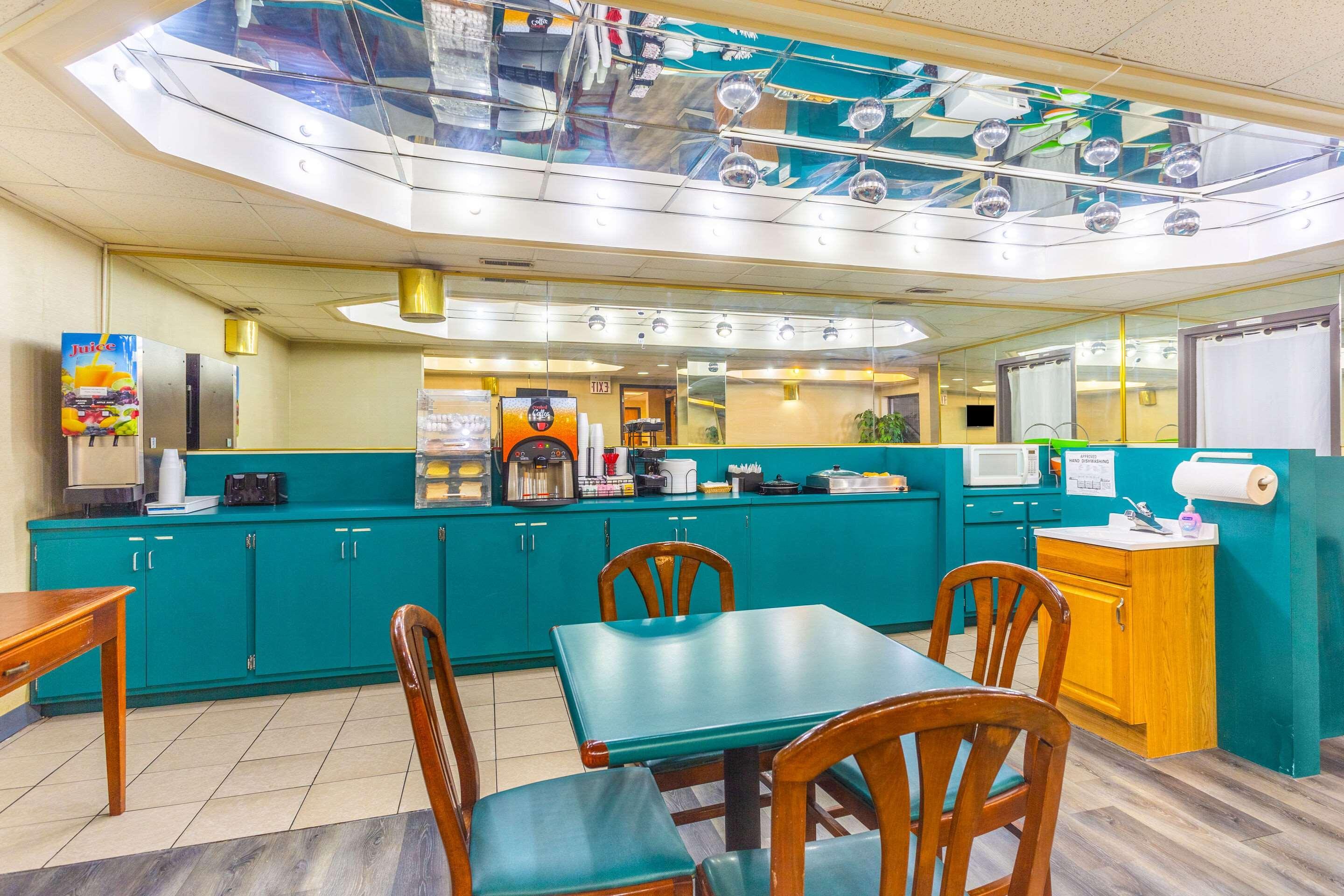 Econo Lodge&suites 3*