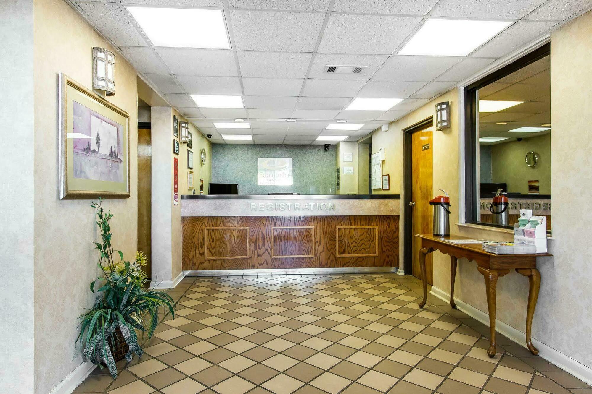 Econo Lodge&suites Motel Clarksville