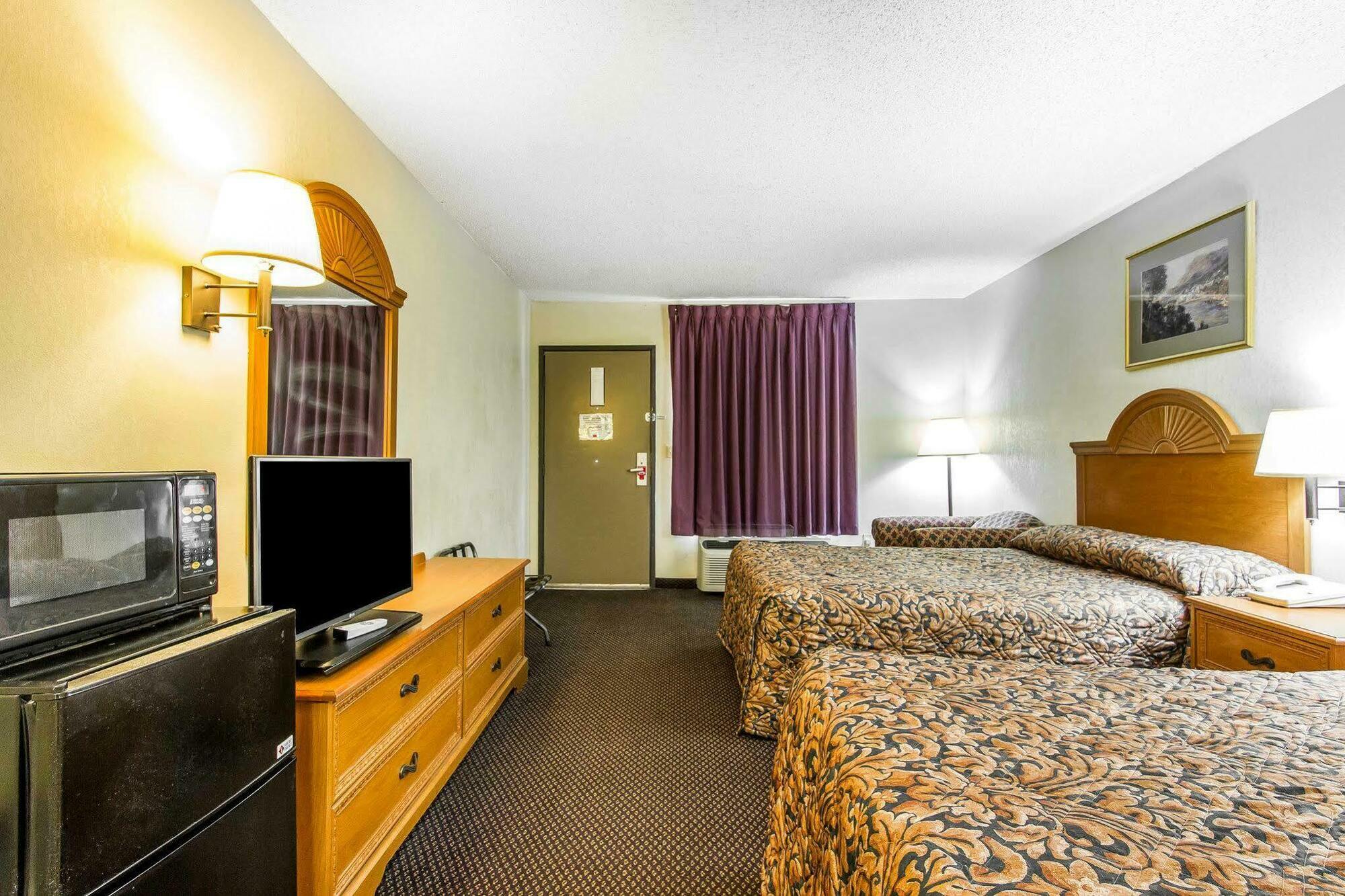 Econo Lodge&suites 3*